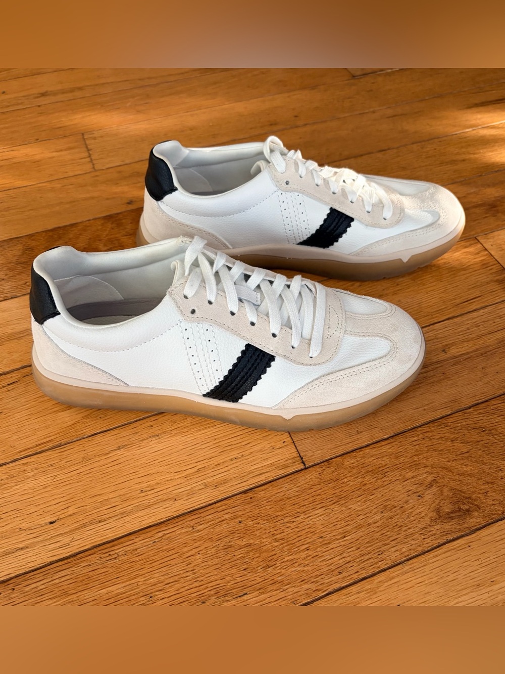 Vionic “City Walk” White Fashion Leather Sneakers with Black Accent. EUC!